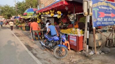 Photo of मीरगंज मे टैक्सी स्टैंड की जगह पर अतिक्रमण कर खुल गयी है कई फल की दुकाने।
