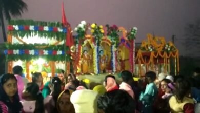 Photo of श्रीराम जानकी विवाह महोत्सव को लेकर उमड़ी भक्तजनों की भीड़, गाजे-बाजे के साथ निकाली गयी झांकी