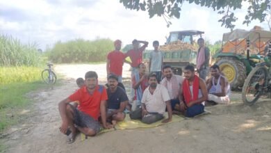 Photo of घटिया सड़क निर्माण को लेकर ग्रामीणों का धरना, निर्माण कार्य को ग्रामीणों ने रोका