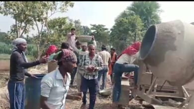 Photo of घटिया सड़क निर्माण कार्य को देख कर ग्रामीणों का फूटा गुस्सा, ग्रामीणों ने विरोध में प्रदर्शन कर डीएम से जांच कराने की मांग